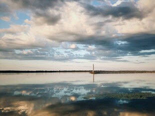湖畔云景