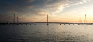 黄昏下的跨海大桥美景