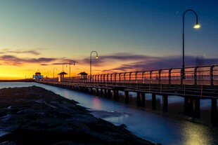 黄昏下的海边栈桥美景