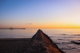 海边日落时的长堤美景