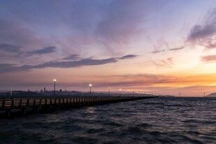 海边日落时的栈桥美景