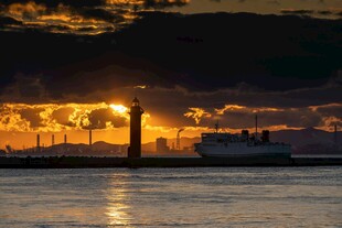 夕阳下的灯塔与海面美景