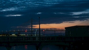 黄昏下的城市河畔风景