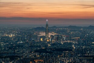 城市日落时的天际线景观