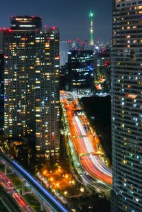 城市璀璨夜景车流穿梭