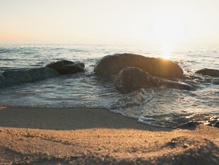夕阳下的海边礁石美景