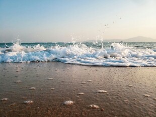 海边浪花拍打沙滩美景