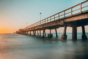 海边长桥日落美景