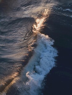 夕阳下的海浪翻涌