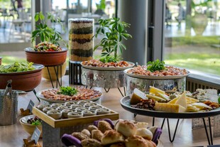丰盛自助餐美食展示