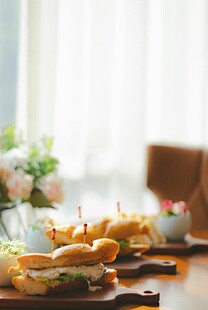 精致餐桌美食布置