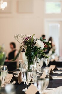 优雅婚礼餐桌花卉布置
