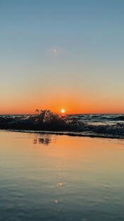 夕阳下平静的水面美景