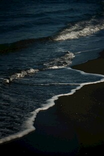 海边波浪轻拍沙滩景象