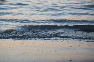 海边沙滩上的轻柔海浪