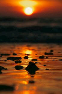 夕阳下海滩上的美丽石景