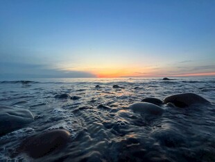 海边日落时的礁石美景