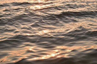 夕阳下波光粼粼的水面