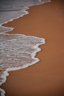 海浪轻吻沙滩的美丽瞬间