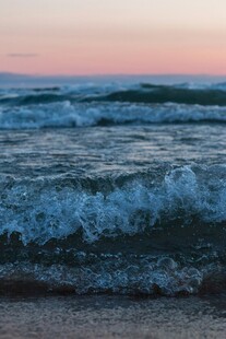 海边日落时的翻涌海浪