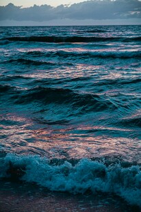 海浪翻涌的美丽海滨景色
