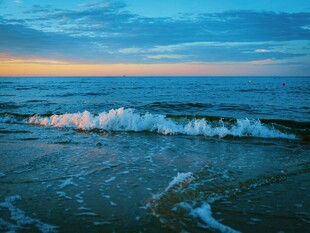 海边日落时的海浪美景