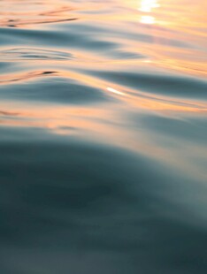 夕阳下的波光粼粼水面