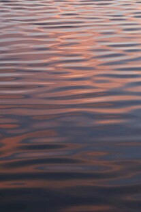 夕阳下波光粼粼的水面