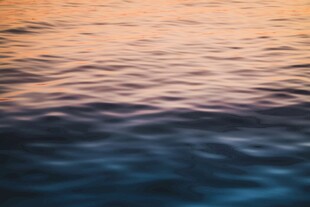 夕阳下的波光粼粼海面