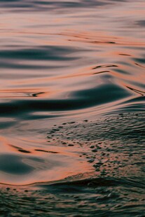 夕阳下的波纹海面