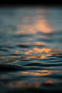 夕阳下波光粼粼的水面