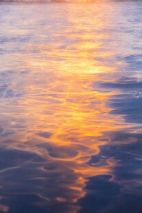夕阳下波光粼粼的水面