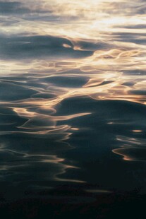 波光粼粼的水面美景