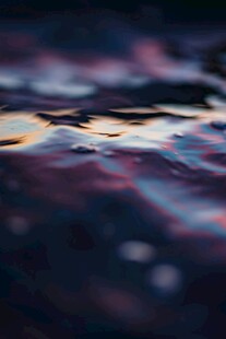 水面光影变幻的美丽景象