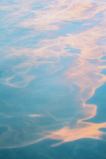 波光粼粼的水面美景
