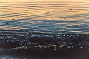 夕阳下的波光粼粼海面