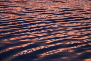 夕阳下的波光粼粼水面