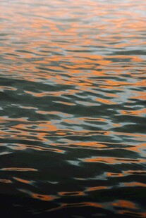 夕阳下波光粼粼的水面