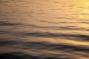 夕阳下的波光粼粼海面
