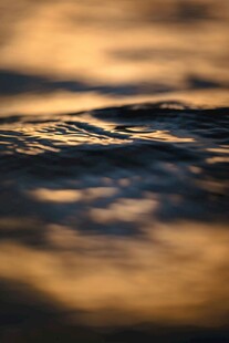 夕阳下的波光粼粼水面