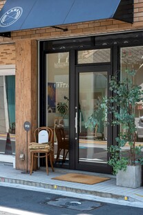 温馨街边店铺外观一角