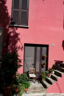 粉色小屋的温馨户外景致