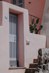 粉色建筑的入户门景致