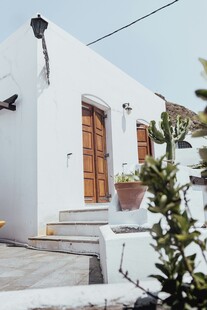 白色小屋的清新户外景致