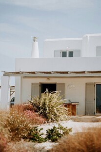 简约白色小屋与周边景致