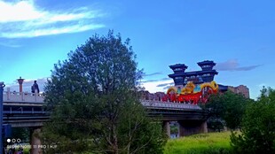 山间多彩建筑与葱郁树木