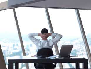 商务人士办公时放松姿态