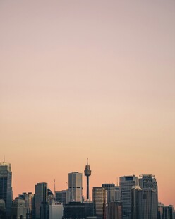 黄昏下的城市天际线