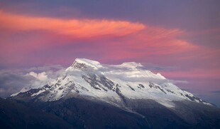 雪山映晚霞壮丽美景