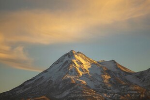 夕阳下的壮丽雪山